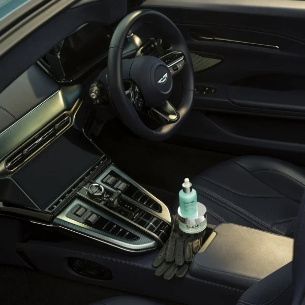 Elemis AMF1 Discovery for Her — тревел набір Aston Martin x ELEMIS для неї